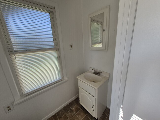 Building Photo - 635 S 39th St