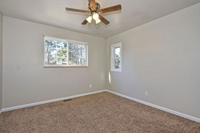 Building Photo - Large 4 bedroom 3bath Home in Colorado Springs