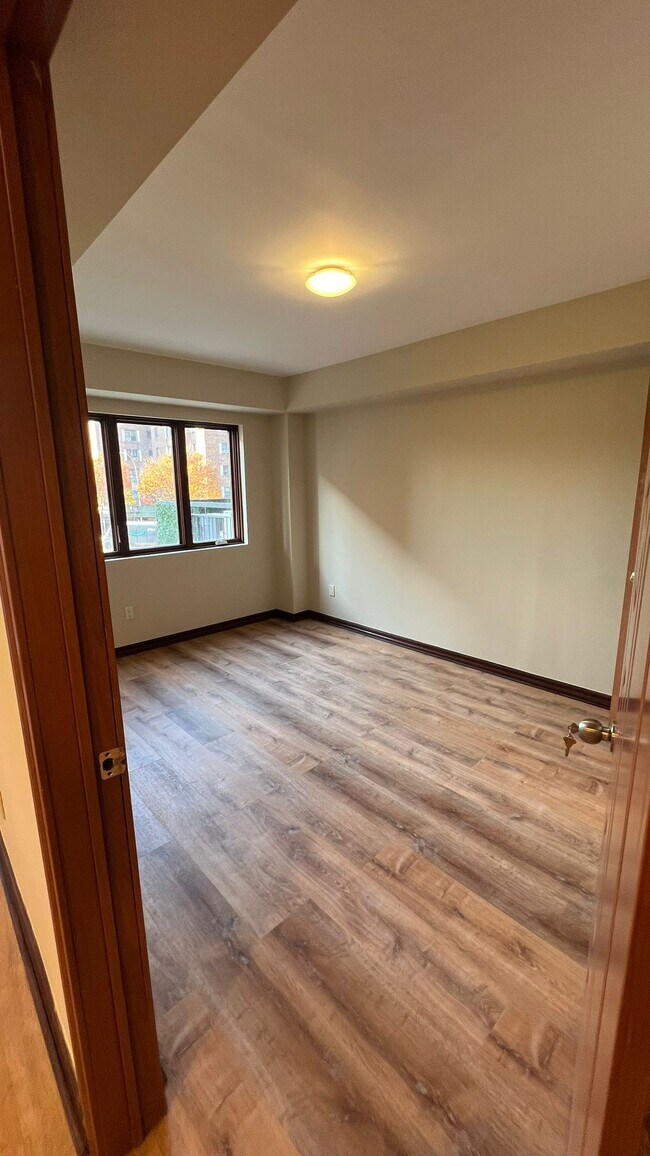 Building Photo - 1495 E 28th St