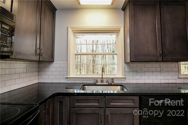 Building Photo - 9025 Longview Dr