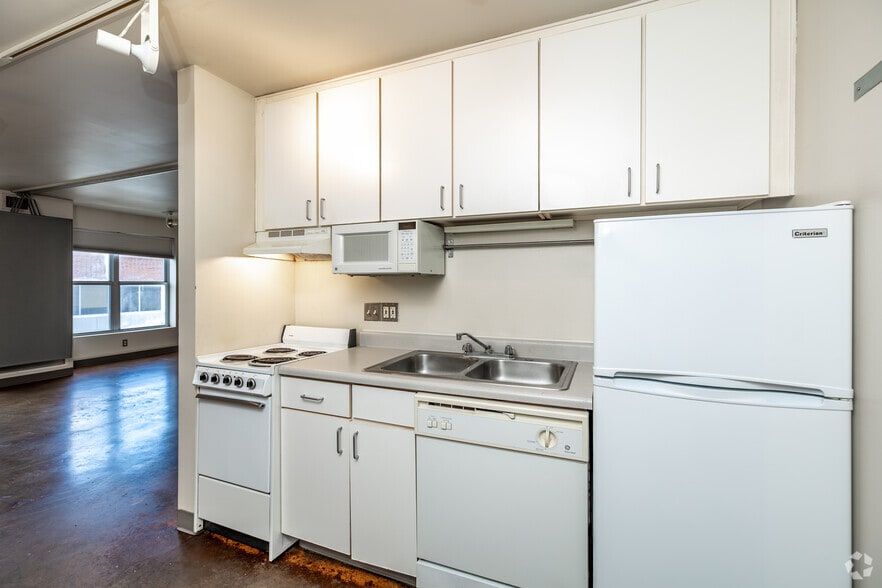 Studio - 533SF - Kitchen - Whiteway