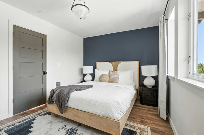 Building Photo - 925 NE 23rd Ave