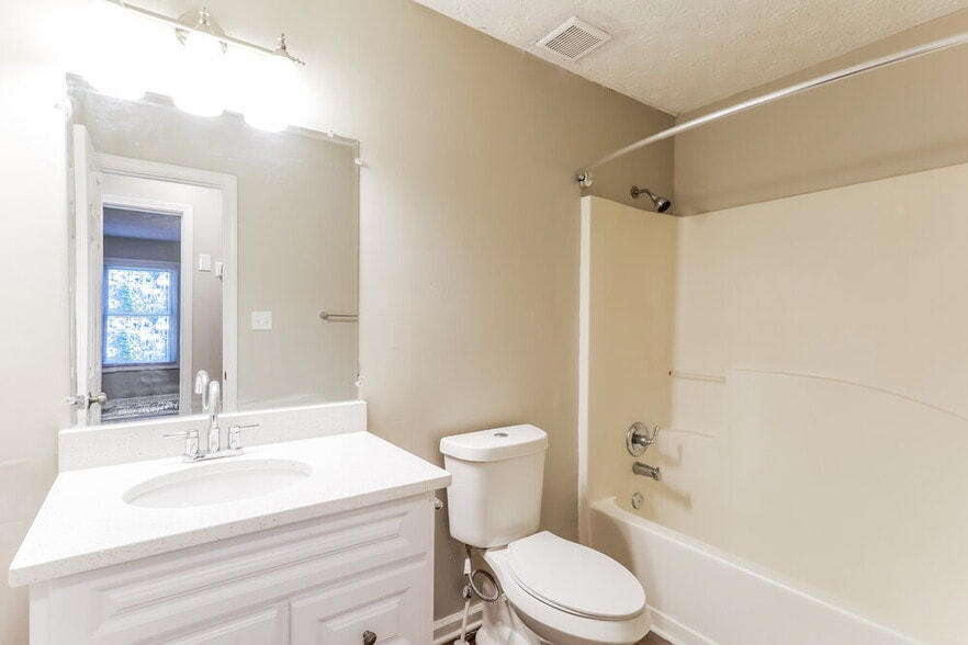 Building Photo - 350 Paris Dr