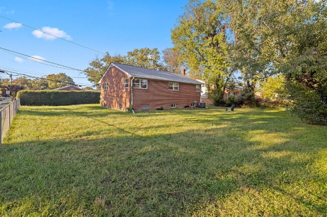 Building Photo - Convenient, Affordable and Updated!!.... Fenced 1/4 acre Yard, 3BR and walk-out basement.... Pets...