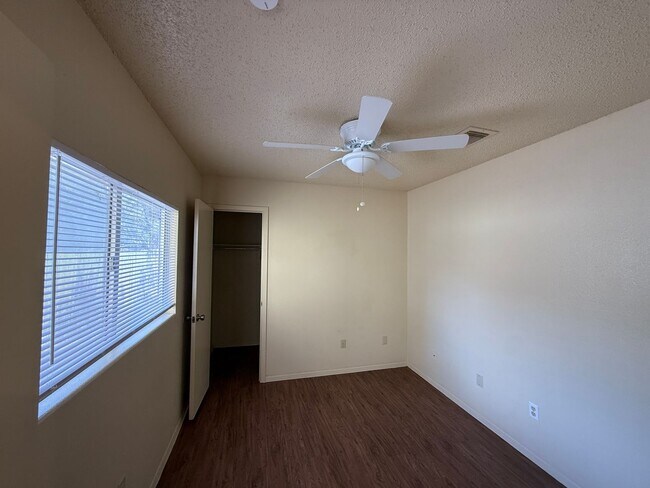 Building Photo - QUIET LOCATION - YARD BACKS TO GREENBELT