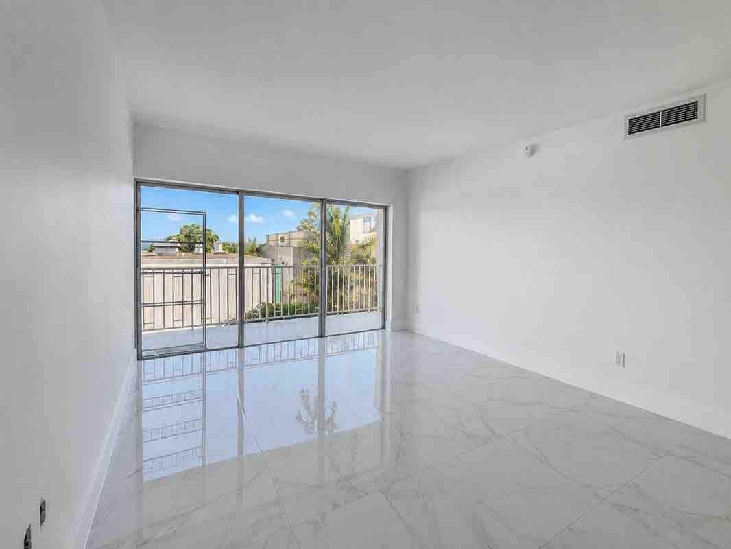Building Photo - 500 Bayview Dr