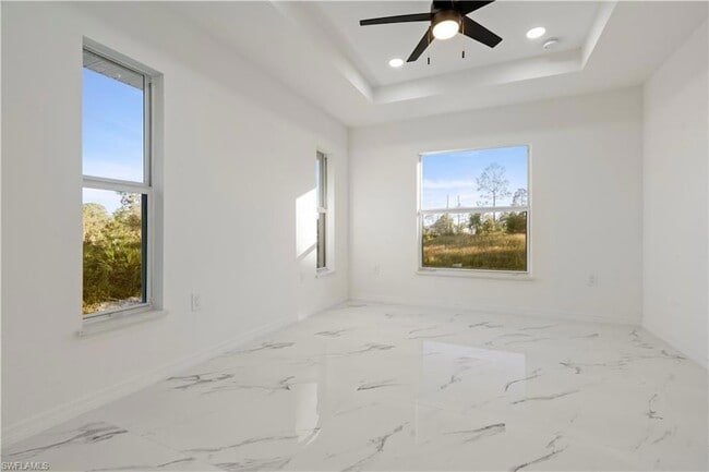 Building Photo - 732 Asher St E