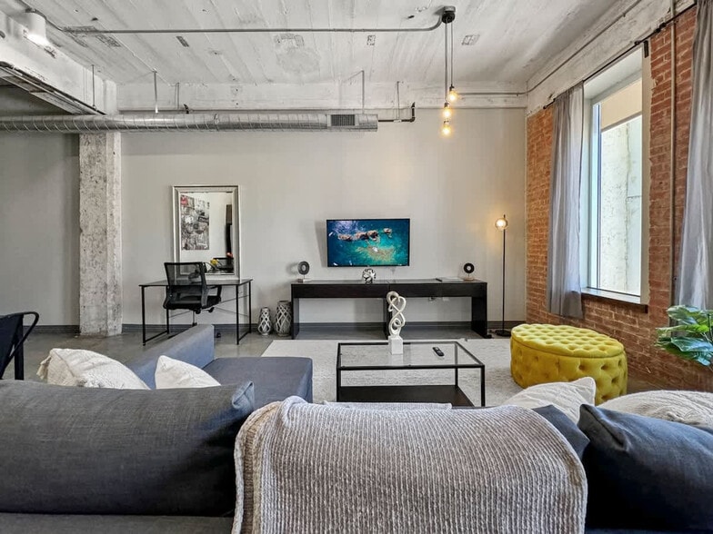 Building Photo - 500 S Ervay St