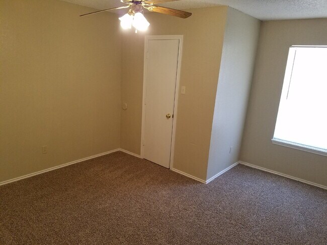 Building Photo - Townhome Located In Shadow Hills Near Take-Out, Walmart & Minutes from W. Loop 289 Access!