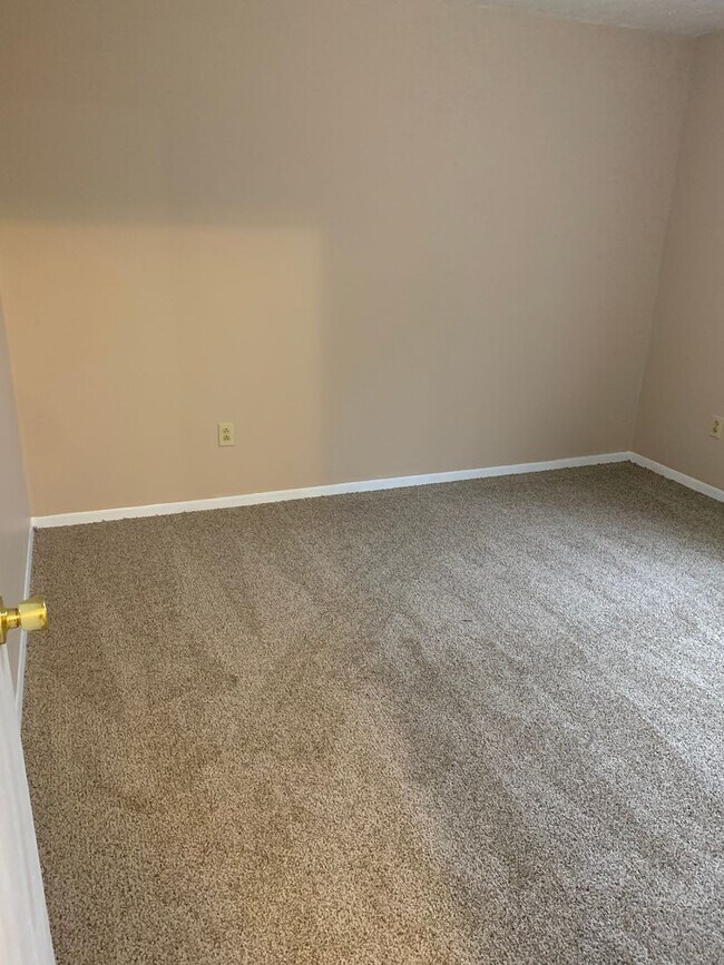 Building Photo - 3 Bedroom 1 Bath House in Davisville