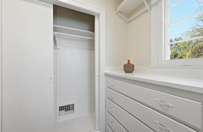 Building Photo - 1403 Windsor Rd