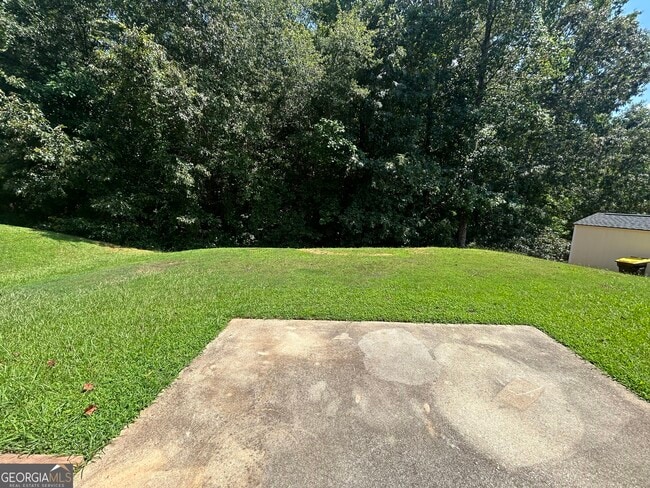 Building Photo - 2405 Village Green Dr