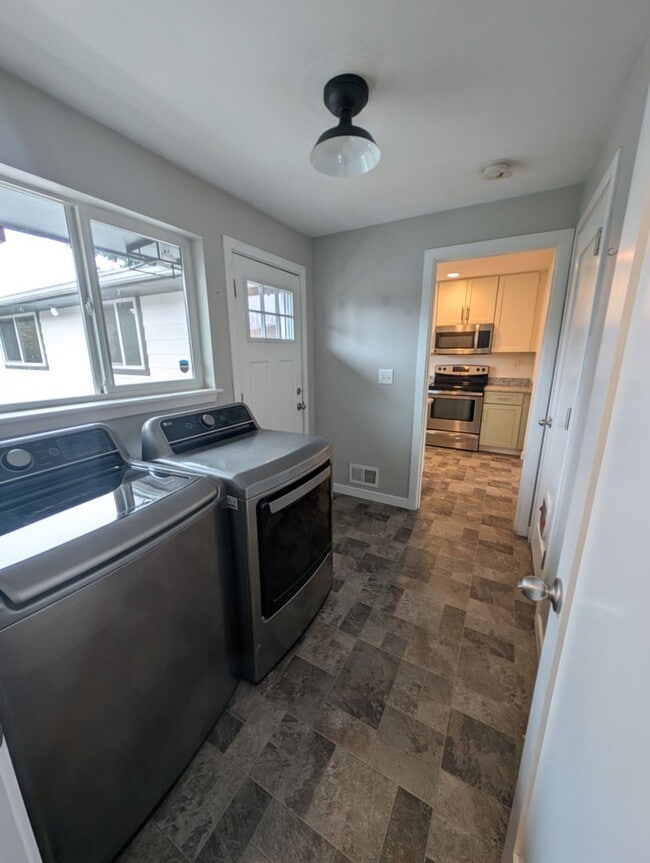 Building Photo - Refreshed 3 Bedroom in Tacoma - HUGE Fenced Yard & Outdoor Space. Available Now!