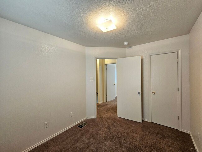 Building Photo - 4501 Deek Dr