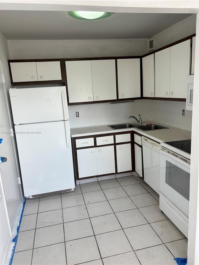 Building Photo - 111 Golden Isles Dr