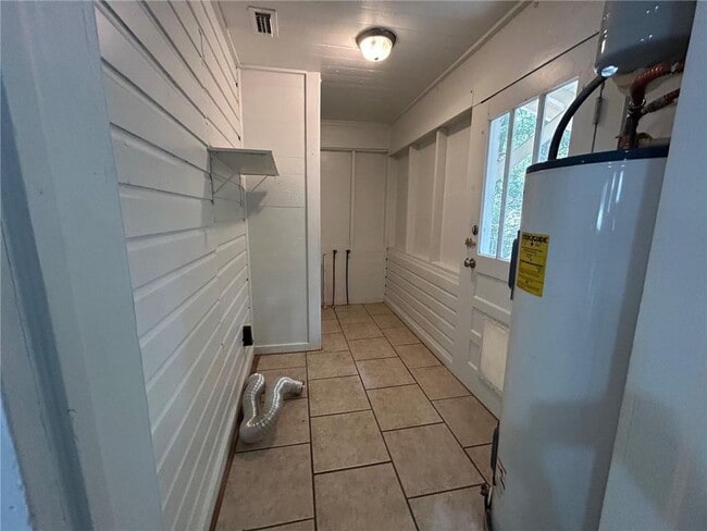 Building Photo - 909 Pansy Ct