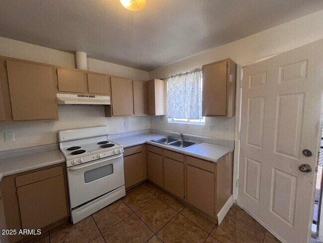 Building Photo - 2549 E Chipman Rd