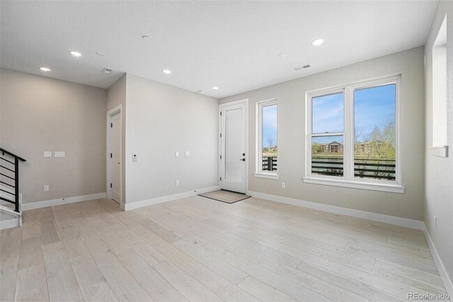 Building Photo - 2329 Lakeshore Ln