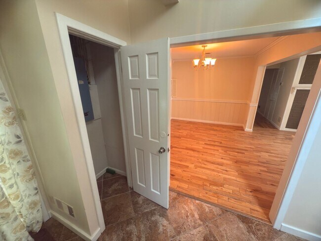 Building Photo - Charming 3-Bedroom Home + Bonus Room in Prime Niskayuna Location!