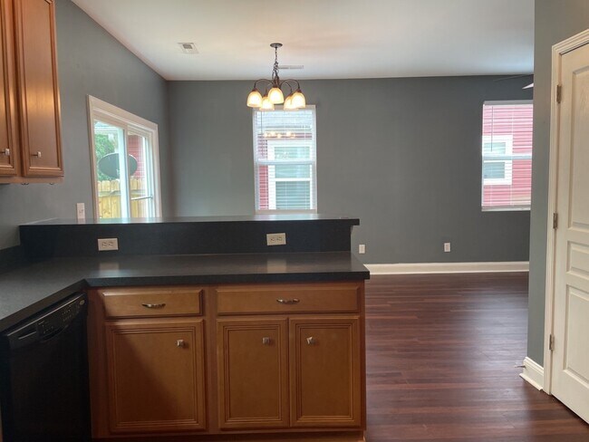 Building Photo - 8806 Shadowglen Dr