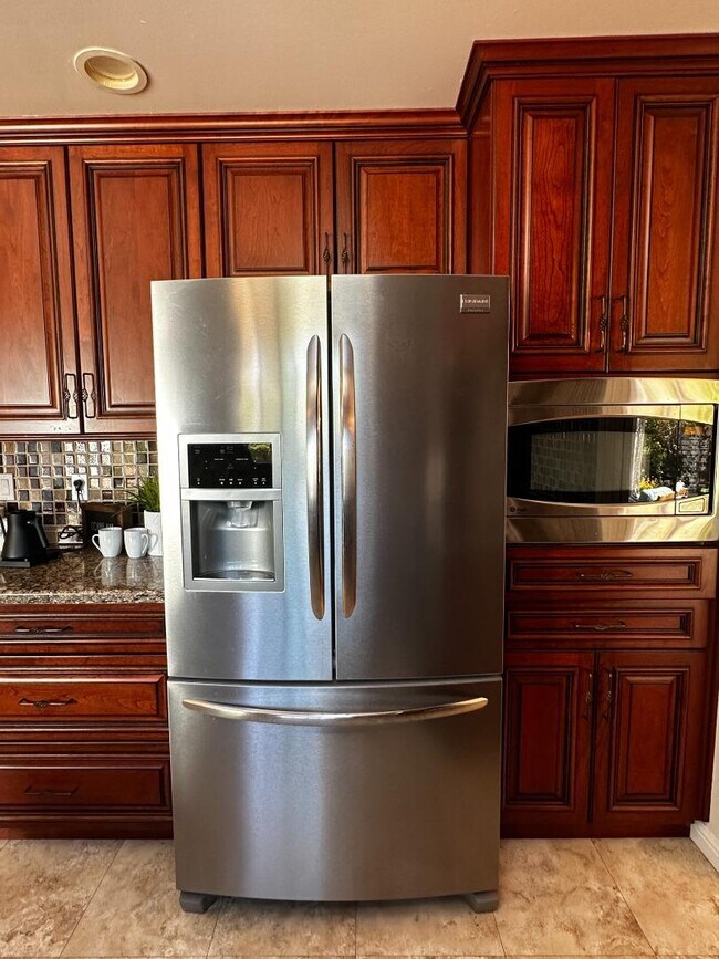 Building Photo - 2172 La Salle Dr