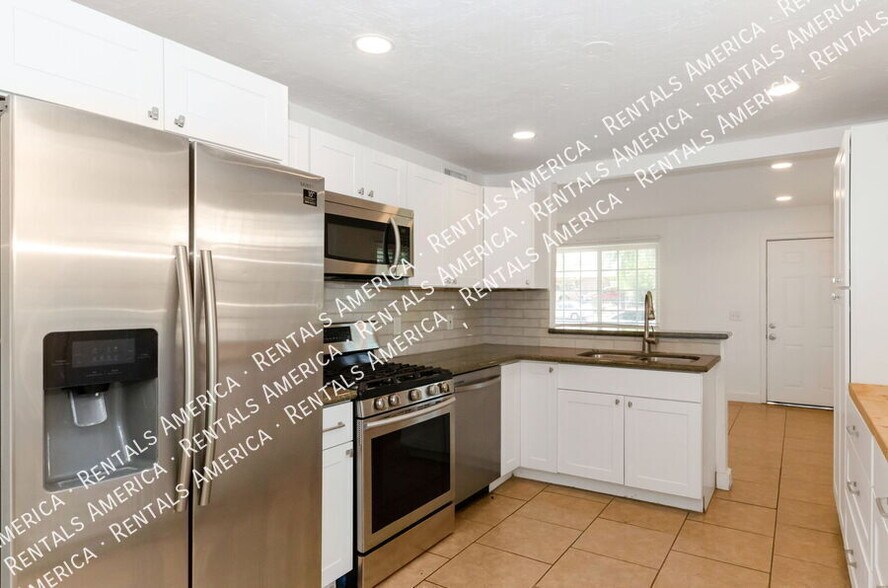 Building Photo - 525 E Linden St