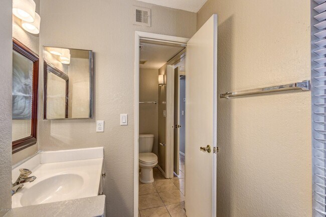 Building Photo - 4901 S Calle Los Cerros Dr