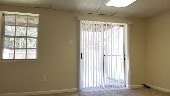 Building Photo - End Unit townhouse in established Frederick neighborhood ready for you!