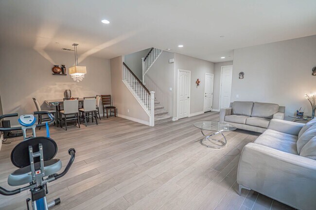 Building Photo - Beautiful 5-Bedroom Home with Outdoor Entertainer's Area in Valencia!