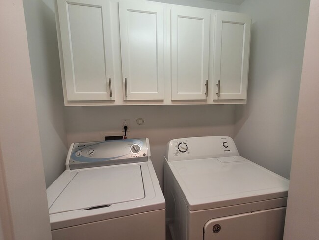 Building Photo - Furnished 3 BR, 3 BH Townhouse in Wilmington!