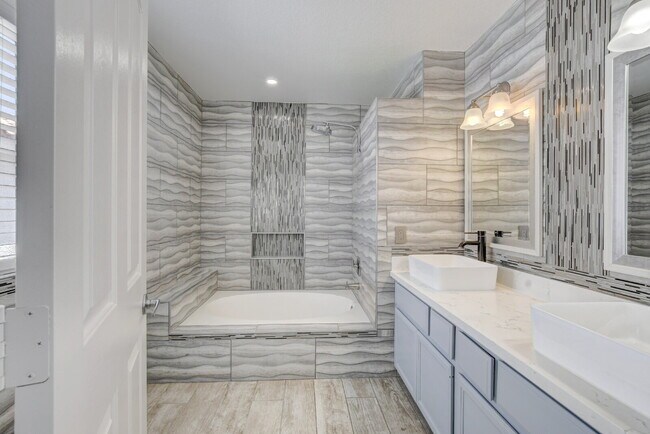 Building Photo - Recently Remodeled 3 Bedroom 2 Bathroom Town House