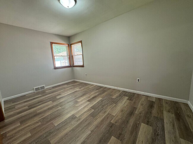 Building Photo - JEROME’S  3 Bed/1.5 Bath JEWEL IS READY FO...