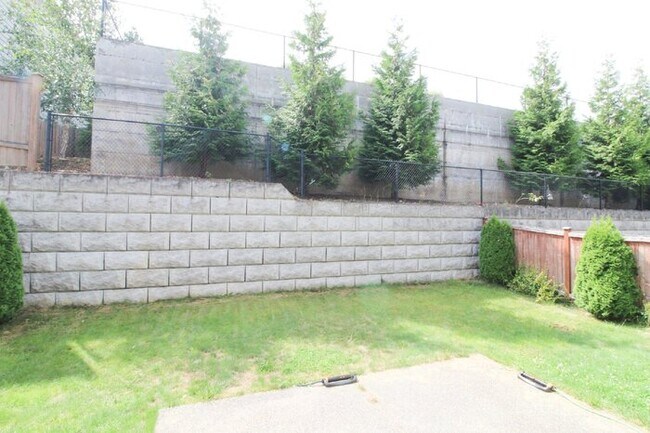 Building Photo - Spacious Rental! 3bed 3bath 2039sf 2 Car Garage A/C + Bonus Room