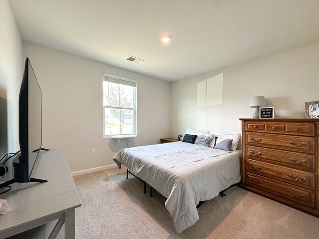 Building Photo - 1204 Flatt Ln