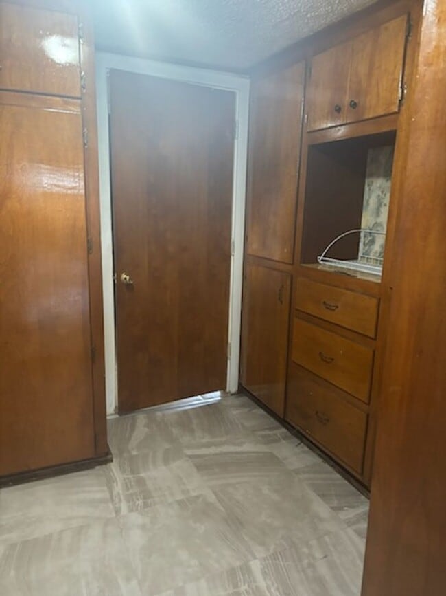 Building Photo - 5866 Kinder Dr