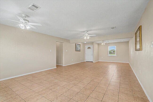 Building Photo - 827 Pickney Ave