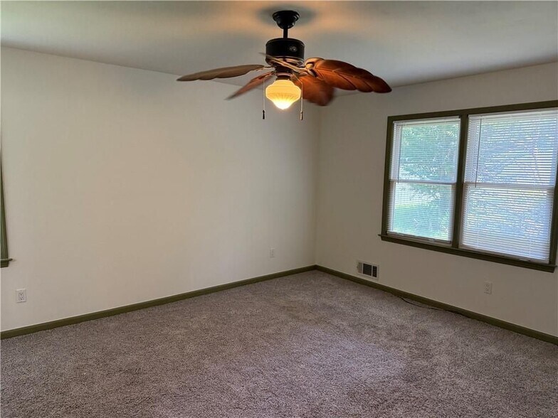 Building Photo - 412 Hickory Walk
