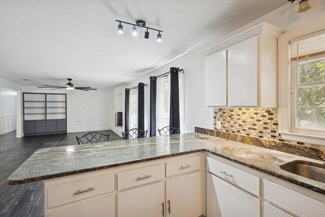 Building Photo - MOVE-IN READY! (Pet Friendly)