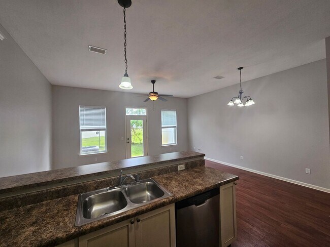 Building Photo - Modern 3Bed/2.5-Ba Townhome in PCB – Resor...