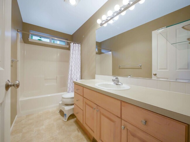 Building Photo - 3 Bed and 2.5 Bath Stunning Single-family ...