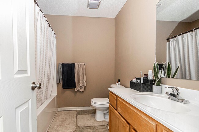 Building Photo - Spacious Home Close to Fort Riley!