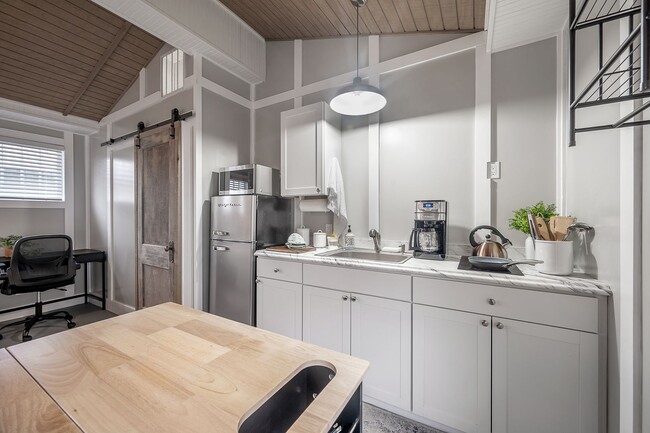 Building Photo - Tiny home high ceilings, pet friendly, fen...