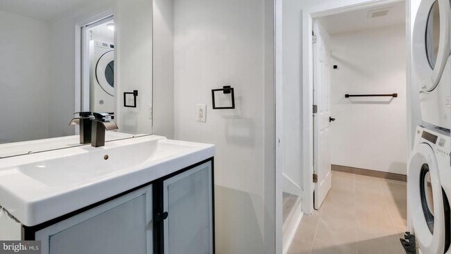 Building Photo - 444 N 4th St