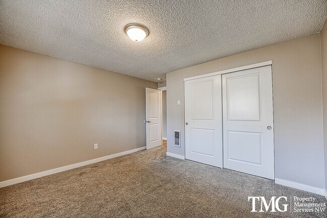 Building Photo - 2 BD Unit with Covered Deck