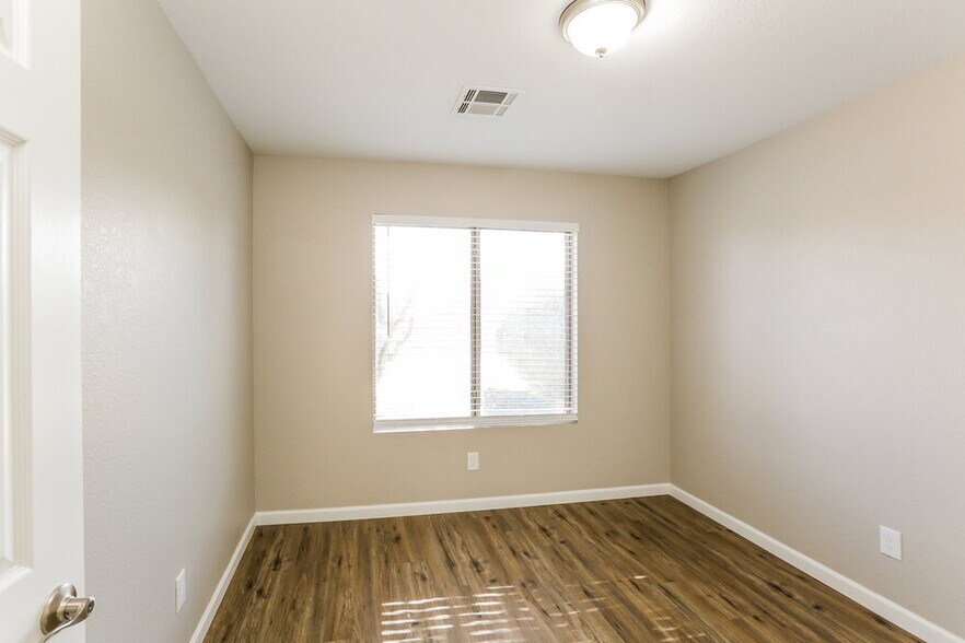 Building Photo - 2832 N 90th Ave