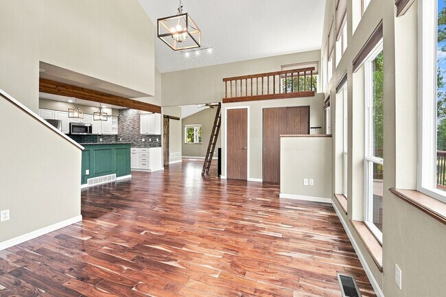 Building Photo - Beautiful mountain home