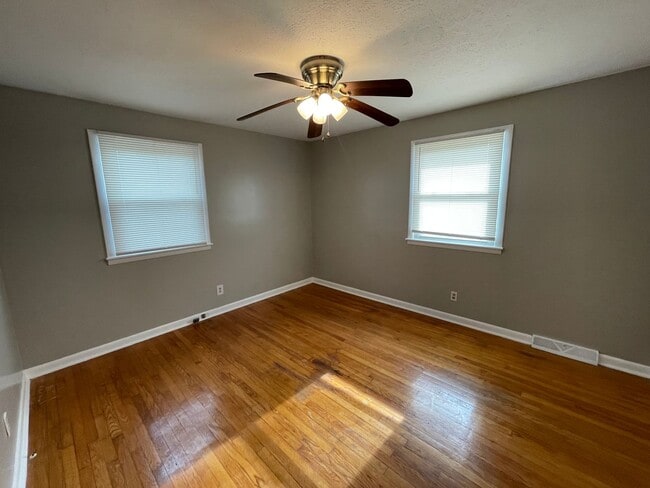 Building Photo - 3/1 House Available Now