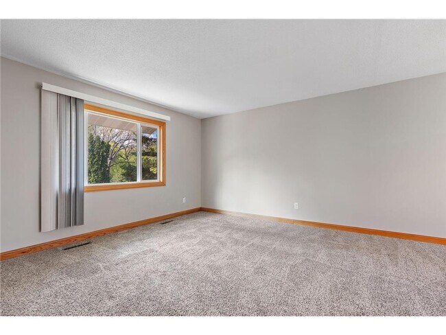 Building Photo - 1735 Walnut Ln