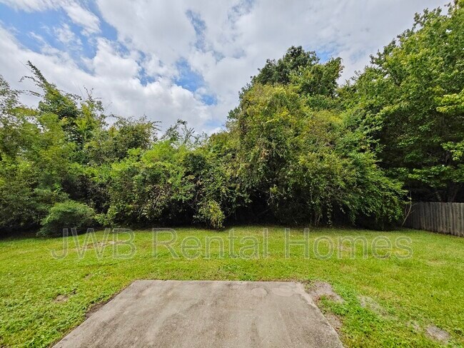 Building Photo - 1600 Twin Oak Dr W