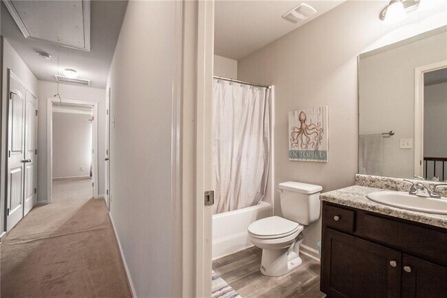 Building Photo - 290 Turtle Creek Dr
